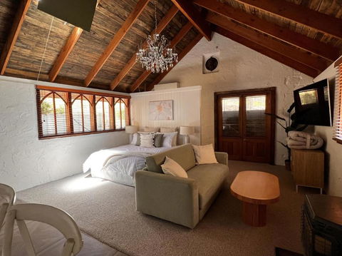 Daylesford FROG HOLLOW ESTATE- The Retreat - Newly Renovated ONE BEDROOM RETREAT With Queen Bed - Kalgoorlie Accommodation 0