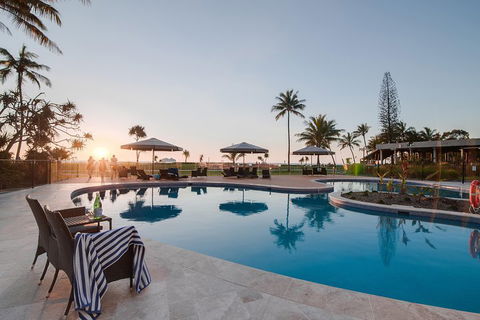 Tangalooma Island Resort Whale Watching Day Cruise With Dolphin Feeding - Kalgoorlie Accommodation 4